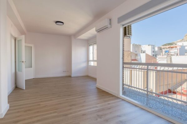 ✨ Exclusivo piso reformado en el corazón de Alicante ✨